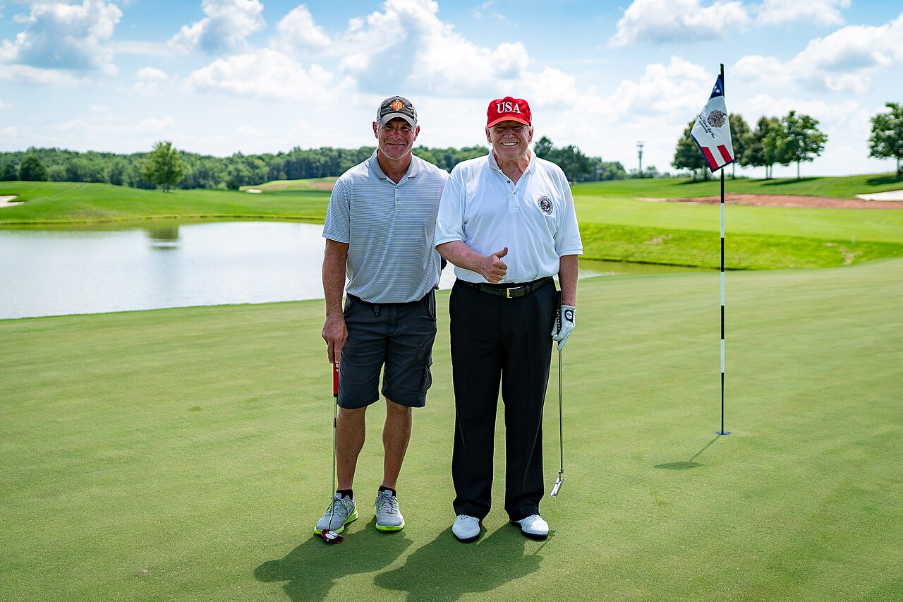 By The White House from Washington, DC - President Trump and Brett Favre, Public Domain, https://commons.wikimedia.org/w/index.php?curid=92649490